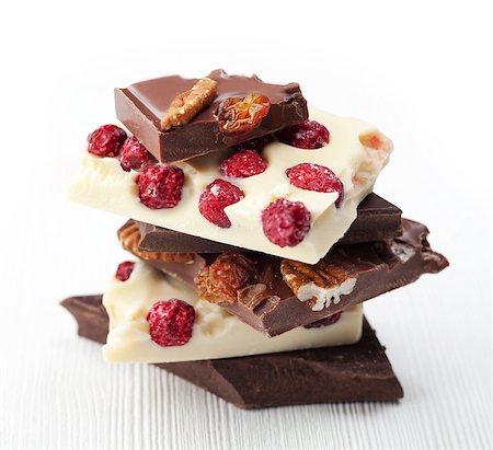 foodphoto (artist) - brown and white chocolate pieces with dried berries and nut Photographie de stock - Aubaine LD & Abonnement, Code: 400-06860300