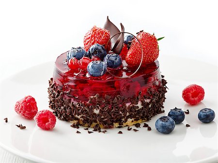 cake with fresh berries and chocolate on white plate Fotografie stock - Microstock e Abbonamento, Codice: 400-06860303