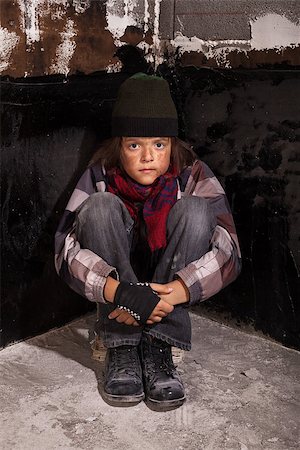 simsearch:400-06875322,k - Poor beggar child sitting in a dark corner Fotografie stock - Microstock e Abbonamento, Codice: 400-06860456