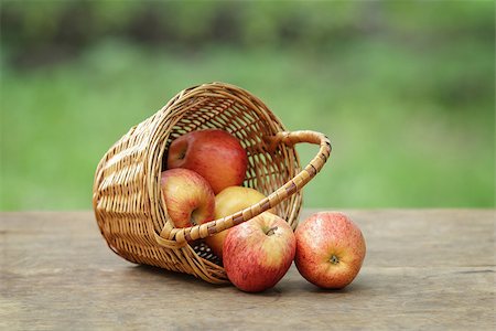 simsearch:400-07932348,k - gala apples in a wicker basket, on wooden table Foto de stock - Super Valor sin royalties y Suscripción, Código: 400-06860679