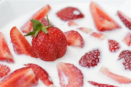 simsearch:400-04167332,k - slices of strawberry in milk, close up photo Stock Photo - Budget Royalty-Free & Subscription, Code: 400-06860670