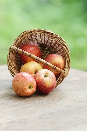 simsearch:400-07776749,k - gala apples in a wicker basket, on wooden table Foto de stock - Super Valor sin royalties y Suscripción, Código: 400-06860680