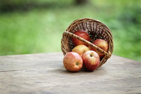 simsearch:400-07932348,k - gala apples in a wicker basket, on wooden table Foto de stock - Super Valor sin royalties y Suscripción, Código: 400-06860681