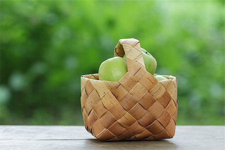 simsearch:825-03626863,k - green apples in a birchbark basket, on wooden table Stock Photo - Budget Royalty-Free & Subscription, Code: 400-06860683