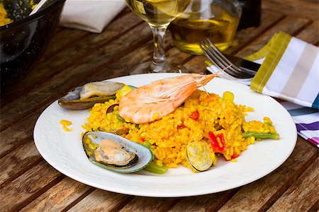 paella - Seafood paella, traditional spanish dish  served in plate Fotografie stock - Microstock e Abbonamento, Codice: 400-06861128