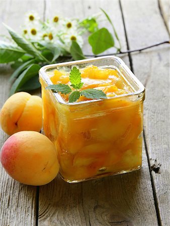 Peach (apricot) jam in a glass jar Photographie de stock - Aubaine LD & Abonnement, Code: 400-06861160