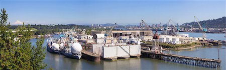 simsearch:400-06170841,k - Swan Island Shipyard in Oregon Along Willamette River with Mt Hood Panorama Photographie de stock - Aubaine LD & Abonnement, Code: 400-06861963