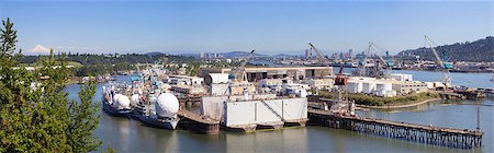 Swan Island Shipyard in Oregon Along Willamette River with Mt Hood Panorama Foto de stock - Super Valor sin royalties y Suscripción, Código: 400-06861963