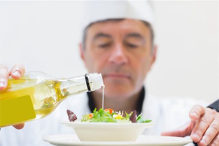 simsearch:400-06863053,k - Salad being dressed by chef in kitchen Stockbilder - Microstock & Abonnement, Bildnummer: 400-06862987