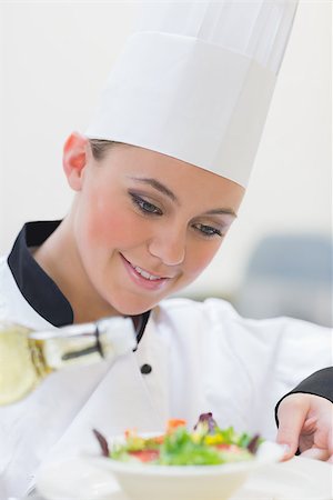 simsearch:400-06863053,k - Chef preparing a salad in the kitchen Stockbilder - Microstock & Abonnement, Bildnummer: 400-06862983