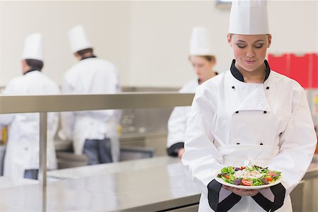 simsearch:400-06863053,k - Chef presenting her salad in the kitchen Stockbilder - Microstock & Abonnement, Bildnummer: 400-06862998