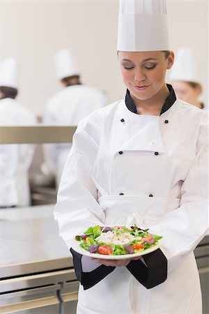 simsearch:400-06863053,k - Chef looking at her salad in the kitchen Stockbilder - Microstock & Abonnement, Bildnummer: 400-06862999