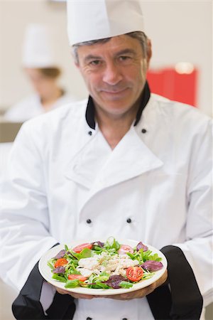 simsearch:400-06863053,k - Cheerful chef presenting his salad in the kitchen Stockbilder - Microstock & Abonnement, Bildnummer: 400-06862993