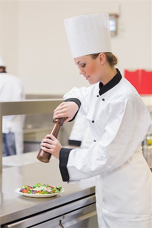 simsearch:400-06863053,k - Chef cooking a salad with pepper in the kitchen Stockbilder - Microstock & Abonnement, Bildnummer: 400-06863004