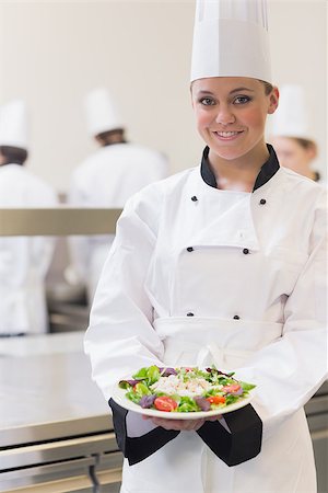 simsearch:400-06863053,k - Chef showing her salad in the kitchen Stockbilder - Microstock & Abonnement, Bildnummer: 400-06863000