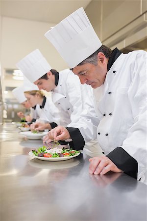 simsearch:400-06863053,k - Chef's preparing their salads in the kitchen Stockbilder - Microstock & Abonnement, Bildnummer: 400-06863014