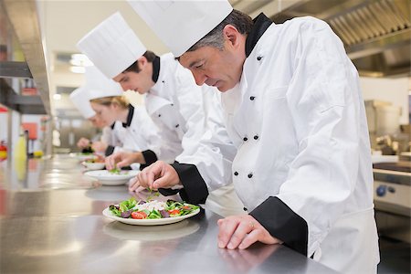 simsearch:400-06863053,k - Chef's preparing their salads in the kitchen Stockbilder - Microstock & Abonnement, Bildnummer: 400-06863013