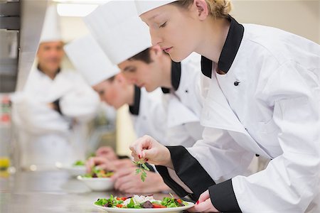 simsearch:400-06863053,k - Trainne Chef's preparing salads in class in kitchen Stockbilder - Microstock & Abonnement, Bildnummer: 400-06863028