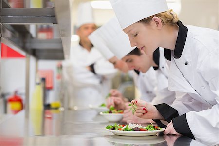 simsearch:400-06863053,k - Chef's finishing their salads in culinary class in kitchen Stockbilder - Microstock & Abonnement, Bildnummer: 400-06863032