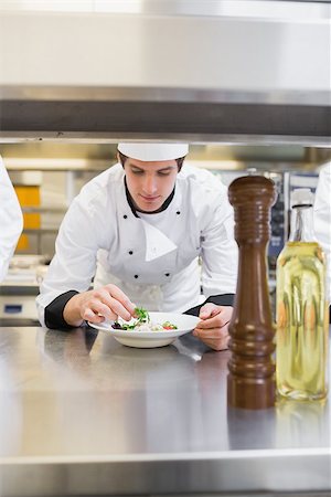 simsearch:400-06863053,k - Chef finishing his salad in the kitchen Stockbilder - Microstock & Abonnement, Bildnummer: 400-06863047
