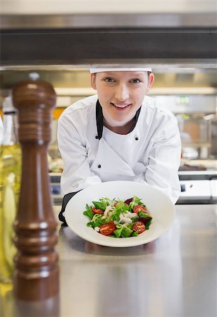 simsearch:400-06863053,k - Chef happily presenting salad in kitchen Stockbilder - Microstock & Abonnement, Bildnummer: 400-06863053