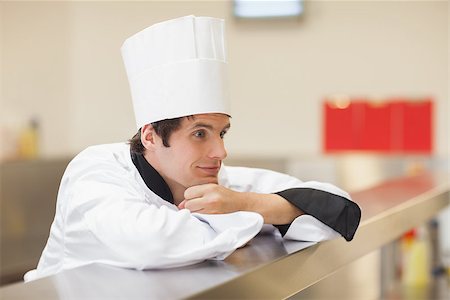 simsearch:400-06863195,k - Chef leaning on counter looking away in kitchen Foto de stock - Super Valor sin royalties y Suscripción, Código: 400-06863204