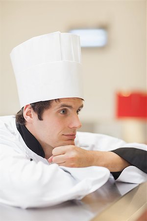 simsearch:400-06863195,k - Thoughtful chef looking away in the kitchen Foto de stock - Super Valor sin royalties y Suscripción, Código: 400-06863205