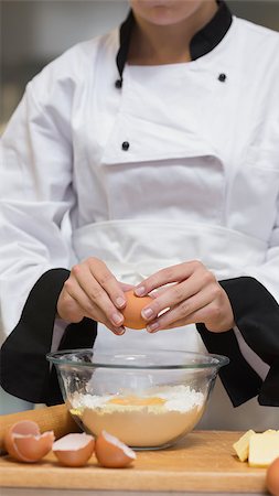 female pastry chef - Chef cracking egg into bowl of flour in kitchen Foto de stock - Super Valor sin royalties y Suscripción, Código: 400-06863244