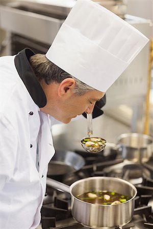 simsearch:6102-03828433,k - Chef smelling soup while cooking on the sotve Stockbilder - Microstock & Abonnement, Bildnummer: 400-06863274