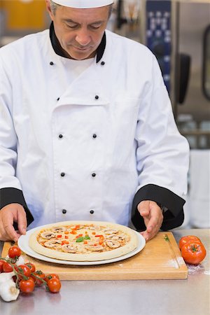 simsearch:6126-08635695,k - Chef preparing a mushroom pizza in kitchen Foto de stock - Super Valor sin royalties y Suscripción, Código: 400-06863360