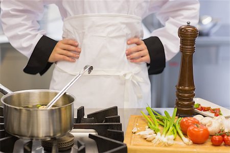 simsearch:6102-03828433,k - Chef making vegetable soup Stockbilder - Microstock & Abonnement, Bildnummer: 400-06863412