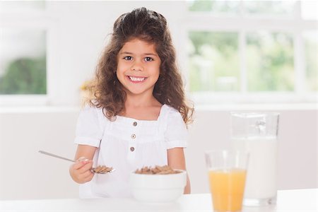simsearch:649-07648559,k - Little girl eating cereal with spoon Foto de stock - Super Valor sin royalties y Suscripción, Código: 400-06874188
