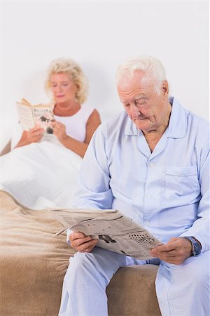 simsearch:400-06888132,k - Aged couple reading on the bed in the bedroom Photographie de stock - Aubaine LD & Abonnement, Code: 400-06874417