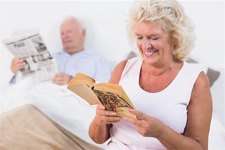 simsearch:400-06888132,k - Old couple reading book and newspaper in the bedroom Photographie de stock - Aubaine LD & Abonnement, Code: 400-06874423