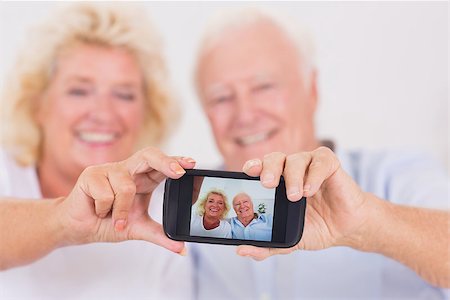 simsearch:400-06874610,k - Old couple taking pictures with a smartphone at home Foto de stock - Super Valor sin royalties y Suscripción, Código: 400-06874535