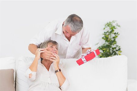 simsearch:400-06874610,k - Old man hiding eyes his wife to give a little gift Foto de stock - Super Valor sin royalties y Suscripción, Código: 400-06874603