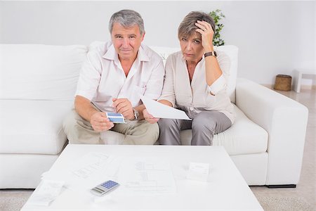 simsearch:400-06874653,k - Old stressed couple calculating bills in sitting room Photographie de stock - Aubaine LD & Abonnement, Code: 400-06874619