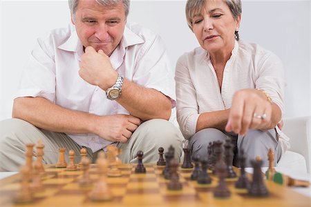 simsearch:400-06874653,k - Old lovers playing chess in sitting room Photographie de stock - Aubaine LD & Abonnement, Code: 400-06874624