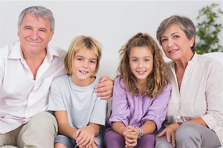 simsearch:400-06874610,k - Portrait of children and their grandparents in sitting room Foto de stock - Super Valor sin royalties y Suscripción, Código: 400-06874635