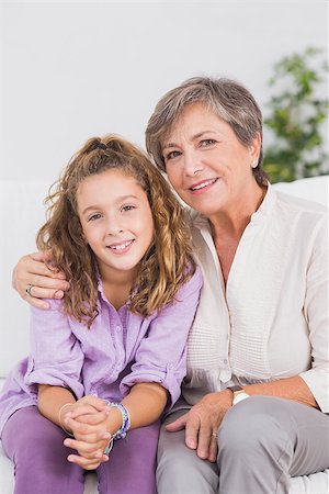 simsearch:400-06874610,k - Portrait of a little girl and her grandmother in sitting room Foto de stock - Super Valor sin royalties y Suscripción, Código: 400-06874636