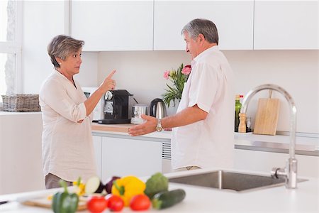 simsearch:400-06874653,k - Old couple yelling in the kitchen and pointing Photographie de stock - Aubaine LD & Abonnement, Code: 400-06874655