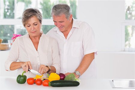 simsearch:400-06874653,k - Old couple preparing vegetables in kitchen Photographie de stock - Aubaine LD & Abonnement, Code: 400-06874653