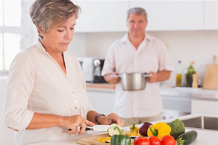 simsearch:400-06874610,k - Old couple preparing food in kitchen Foto de stock - Super Valor sin royalties y Suscripción, Código: 400-06874660