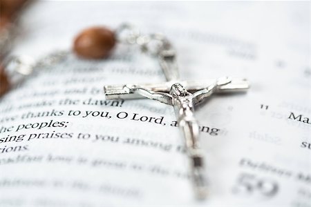 quaker - Crucifix resting on page of the open bible Foto de stock - Royalty-Free Super Valor e Assinatura, Número: 400-06876427