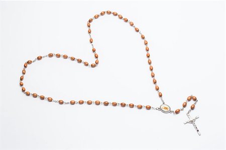 quaker - Rosary beads in a heart shape on white background Foto de stock - Royalty-Free Super Valor e Assinatura, Número: 400-06876428