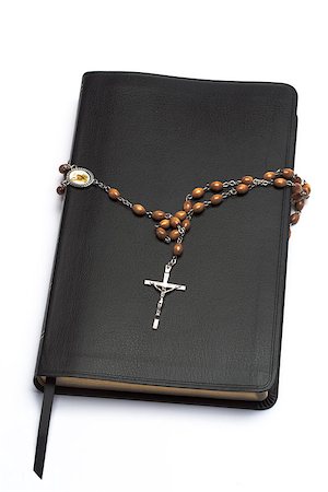 quaker - Rosary beads wrapped around the bible on white background Foto de stock - Royalty-Free Super Valor e Assinatura, Número: 400-06876429