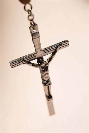 quaker - Close up of crucifix of rosary beads on white background Foto de stock - Royalty-Free Super Valor e Assinatura, Número: 400-06876435