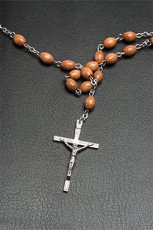 quaker - Rosary beads on a black leather bound bible Foto de stock - Royalty-Free Super Valor e Assinatura, Número: 400-06876430