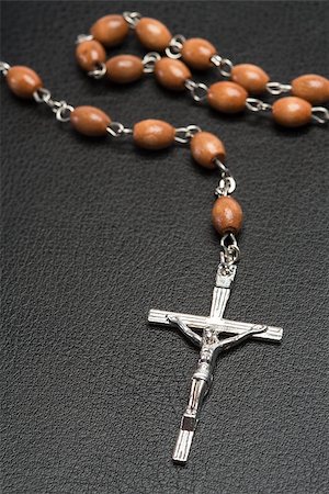 quaker - Rosary beads resting on a black leather bound bible Foto de stock - Royalty-Free Super Valor e Assinatura, Número: 400-06876431