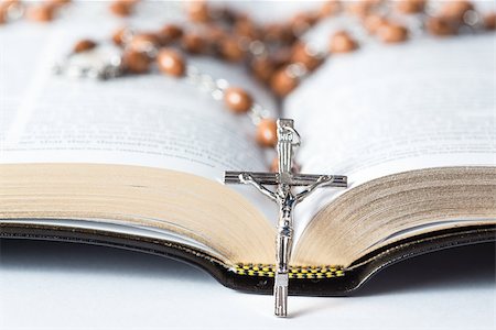 Cross of rosary beads resting against open bible Stock Photo - Budget Royalty-Free & Subscription, Code: 400-06876457